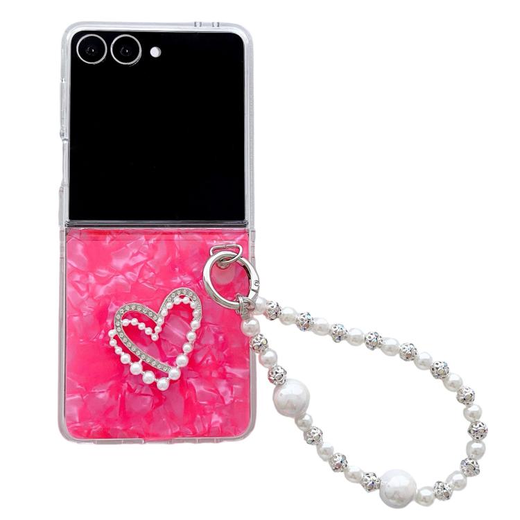 Funda para Samsung Galaxy Z Flip7 5G con textura perlada y patrón de corazón, con pulsera (roja)