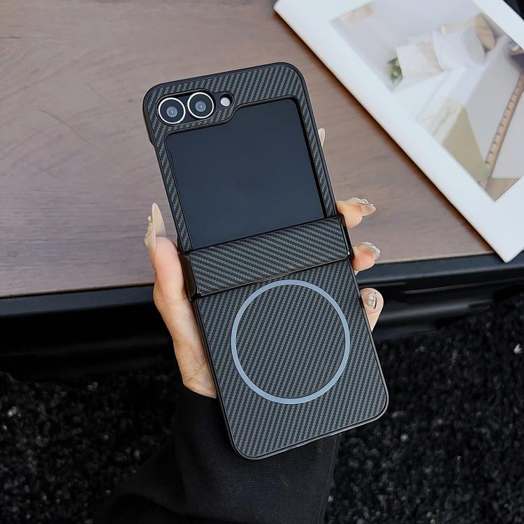 Funda MagSafe de tres piezas con textura de fibra de carbono para Samsung Galaxy Z Flip6 (negra)
