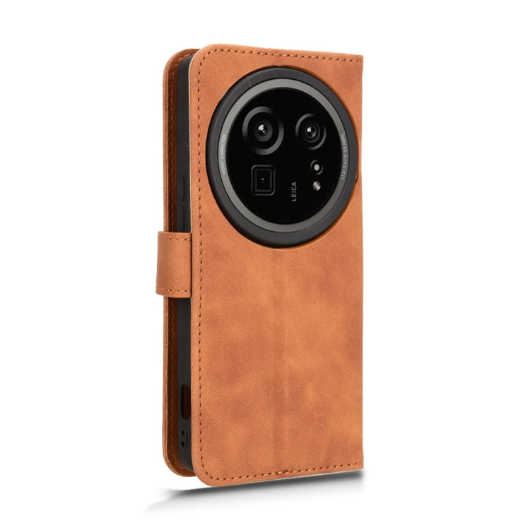 Funda de Cuero para Sharp Aquos R9 con Tapa Magnética y Tacto Piel (Marrón)