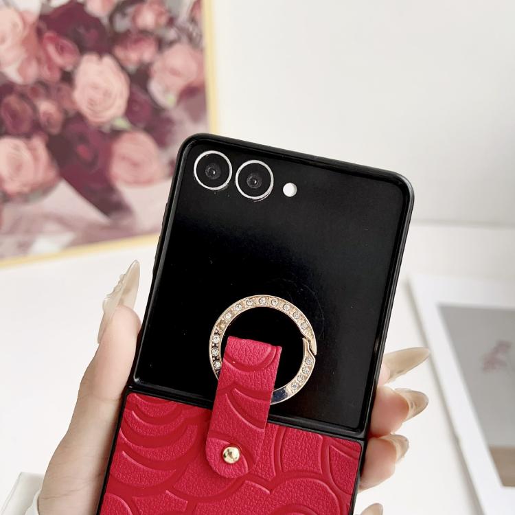 Funda protectora con estampado de camelia para Samsung Galaxy Z Flip7 5G con anillo de diamantes y cordón largo (marrón)