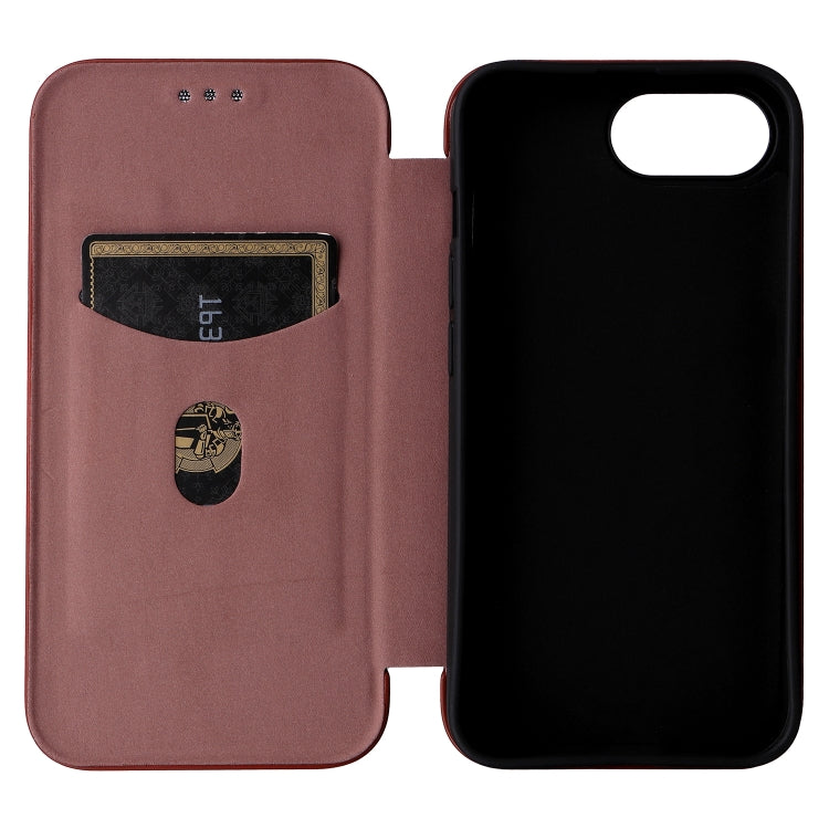 Funda de Cuero con Tapa y Textura de Fibra de Carbono para iPhone 16E (Marrón)