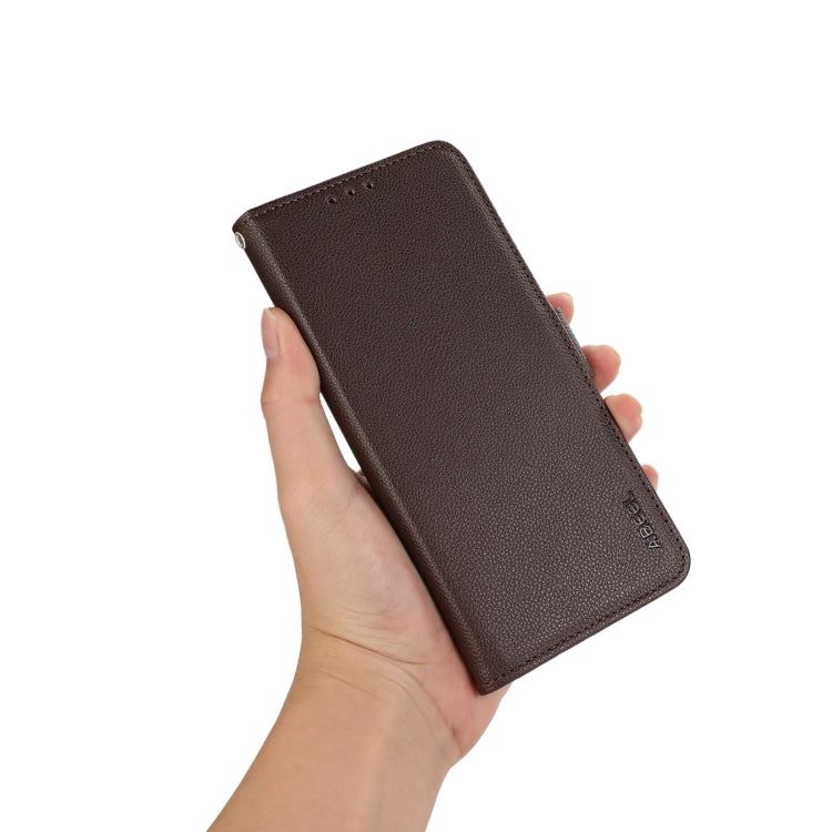 Funda de Cuero con Patrón de Lichi y Cierre Magnético Lateral para OnePlus 13 Abeel (Marrón)