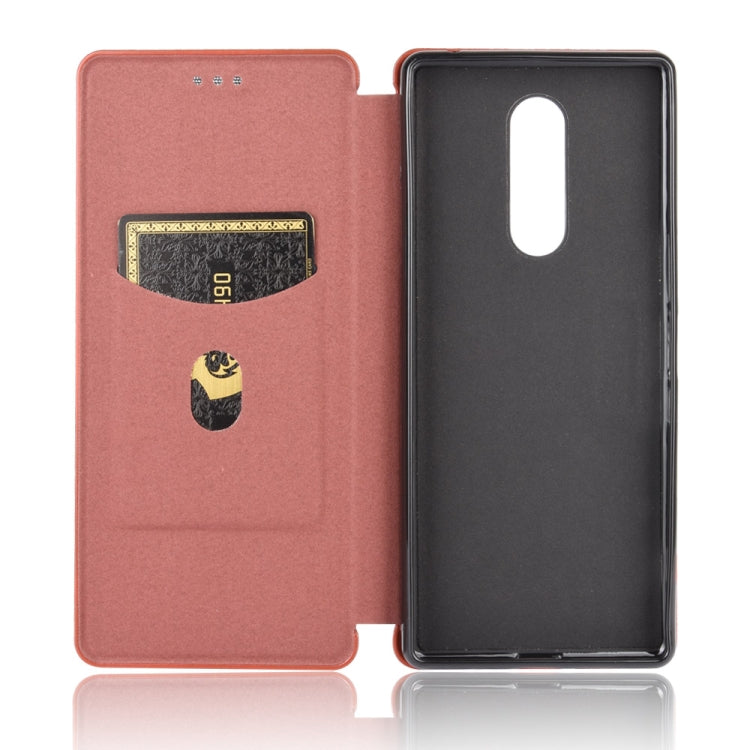 Para Sony Xperia 1 Funda de cuero con tapa magnética horizontal con textura de fibra de carbono TPU + PC + PU con ranura para tarjeta (marrón)
