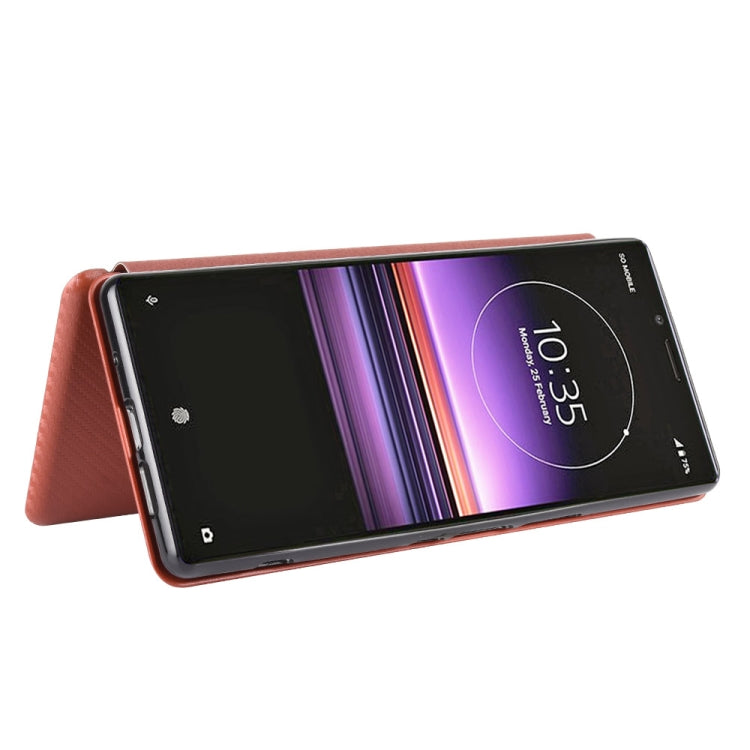 Para Sony Xperia 1 Funda de cuero con tapa magnética horizontal con textura de fibra de carbono TPU + PC + PU con ranura para tarjeta (marrón)