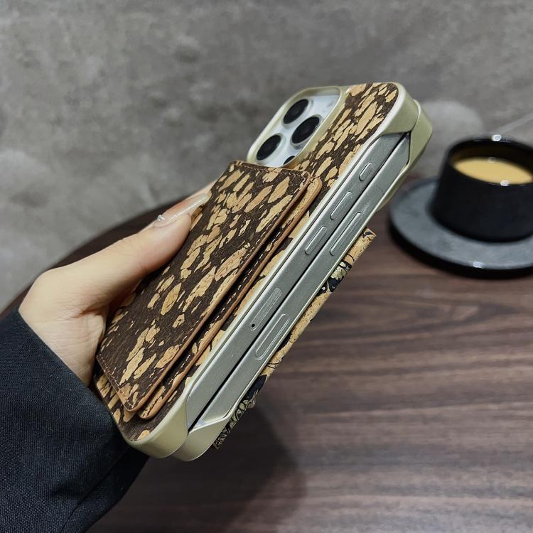 Funda para iPhone 14/13 Denior D24 Paint con Ranura para Tarjeta Magsafe (Mariposas Doradas)