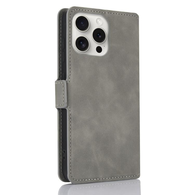 Funda de Cuero iPhone 12 Mini con Relieve Mariposa y Flor de Amor (Gris)