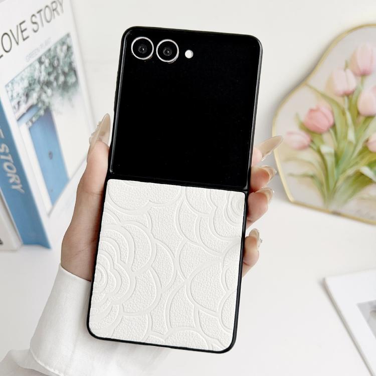 Funda protectora con estampado de camelia para Samsung Galaxy Z Flip7 5G (blanca)