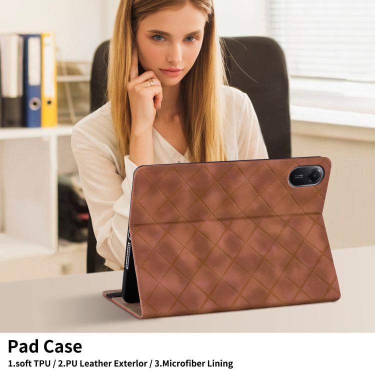 Funda de cuero con relieve de rombos para Xiaomi Redmi Pad 2 (marrón)