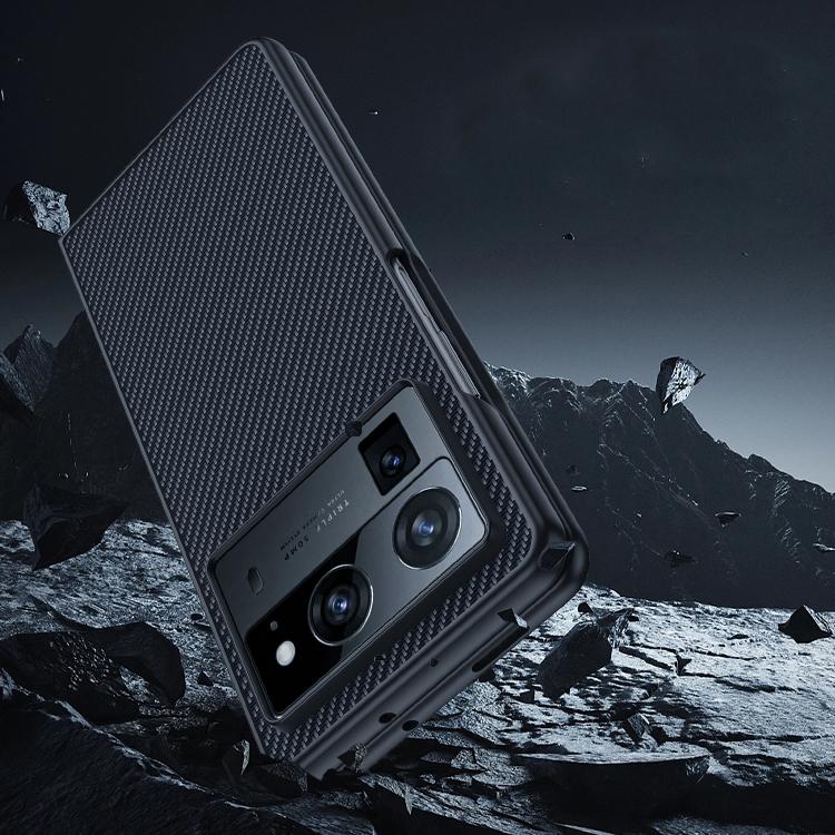 Funda ultrafina con textura de fibra de carbono para Tecno Phantom V Fold2 (dorada)