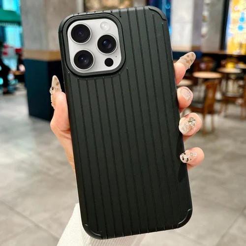Funda MagSafe de cobertura total para iPhone 15 Pro Max con diseño inspirado en equipaje (negra)