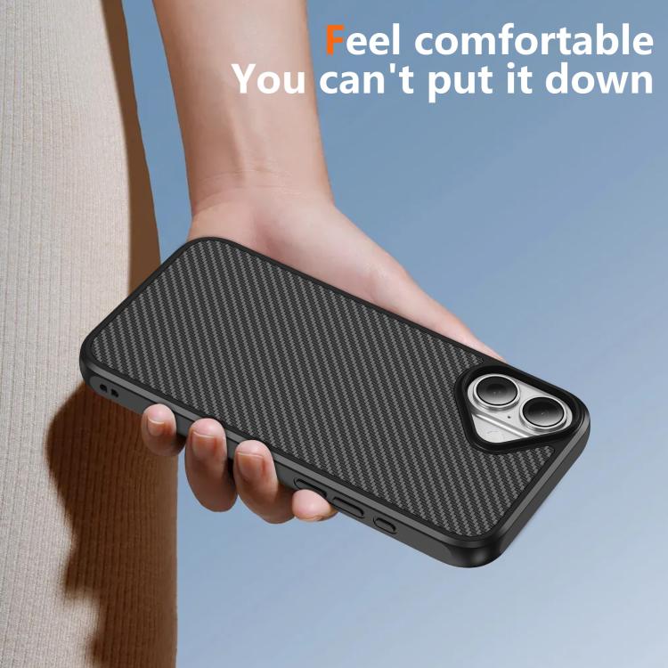 Funda MagSafe con textura de fibra de carbono y tacto suave para iPhone 16 Plus (negra)