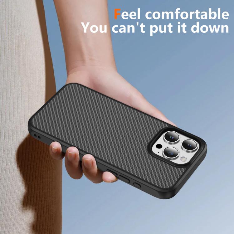 Funda MagSafe con textura de fibra de carbono y tacto suave para iPhone 15 Pro Max (negra)