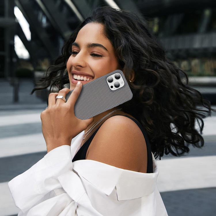 Funda MagSafe con textura de fibra de carbono y tacto suave para iPhone 15 Pro Max (gris)