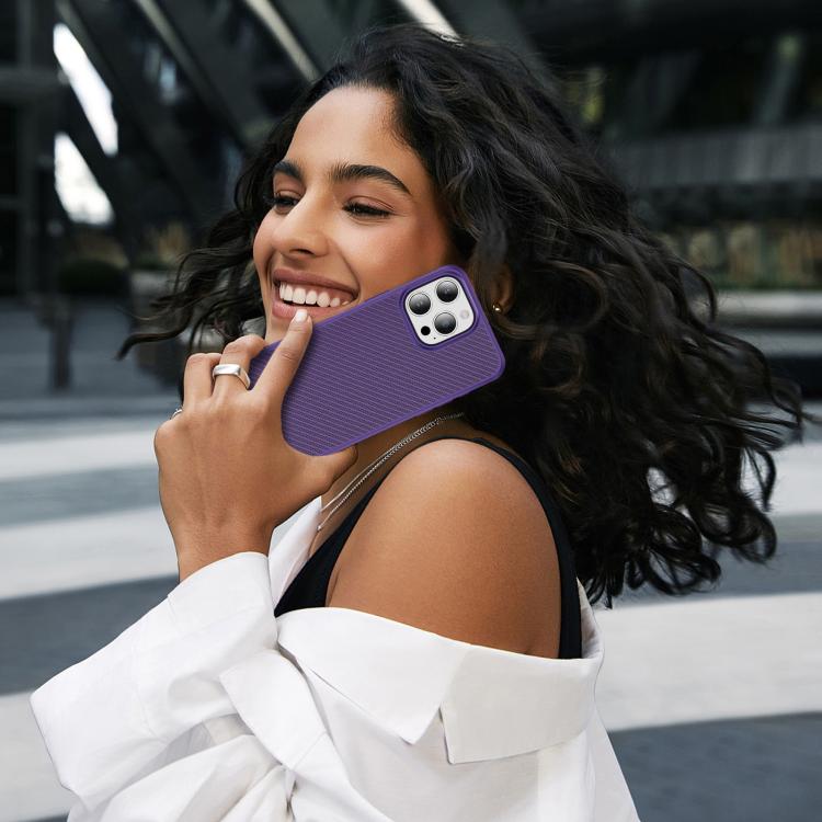 Funda MagSafe con textura de fibra de carbono y tacto suave para iPhone 15 Pro Max (morado)