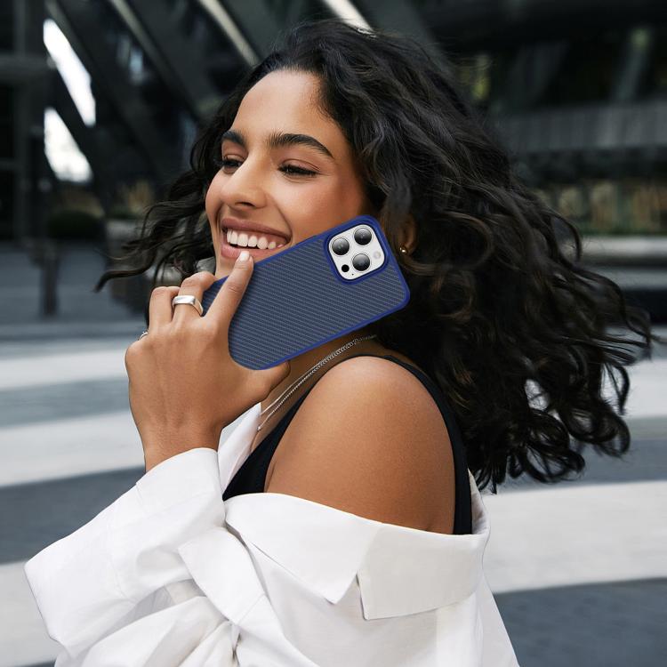 Funda MagSafe con textura de fibra de carbono y tacto suave para iPhone 15 Pro (azul)