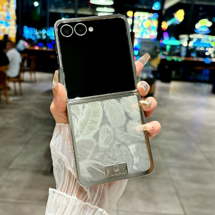 Funda para Samsung Galaxy Z Flip6 con marco chapado, placa de identificación de papel brillante, cobertura total (pluma plateada)