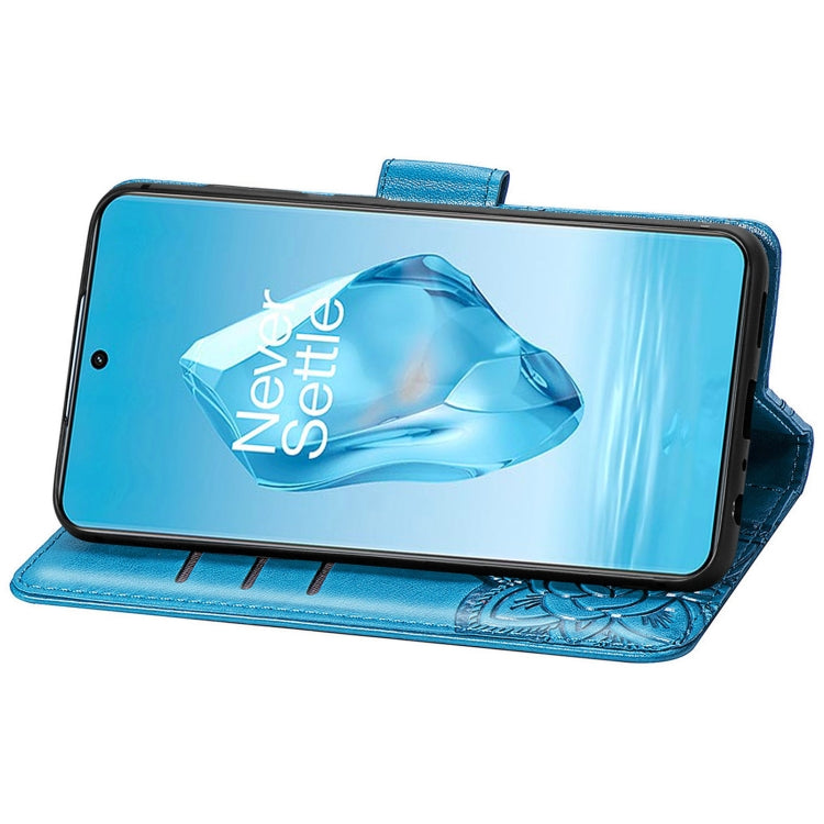 Funda de Cuero con Relieve Mariposa y Flor para OnePlus Ace 3 Pro (Azul)