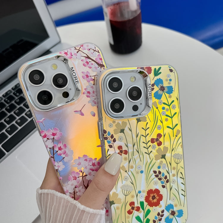 Caja de teléfono TPU para iPhone 15 con textura de flor láser de galvanoplastia (Flor Ah1) - MOVILSTORE