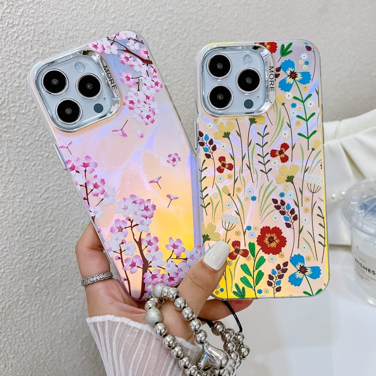 Funda para Teléfono iPhone 15 con Flor Láser Galvanizada y Correa para Muñeca (Plum Blossom Ah18) - MOVILSTORE