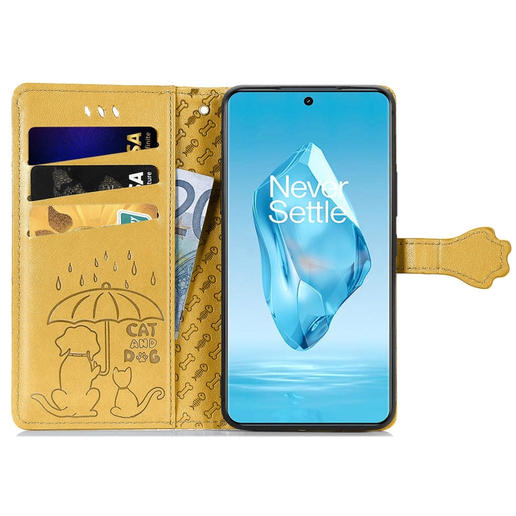 Funda de Piel con Relieve Gato y Perro para OnePlus Ace 3 Pro (Amarilla)