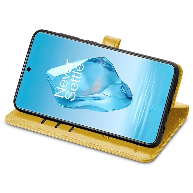Funda de Piel con Relieve Gato y Perro para OnePlus Ace 3 Pro (Amarilla)