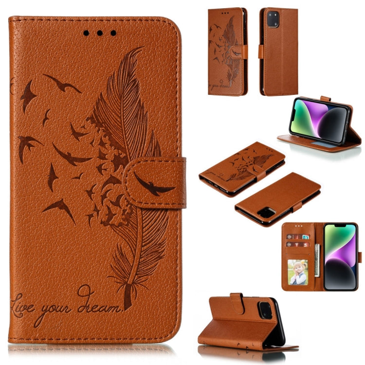 Para iPhone 15 Funda de Teléfono de Cuero con Textura Litchi con Patrón de Plumas (Marrón) - MOVILSTORE